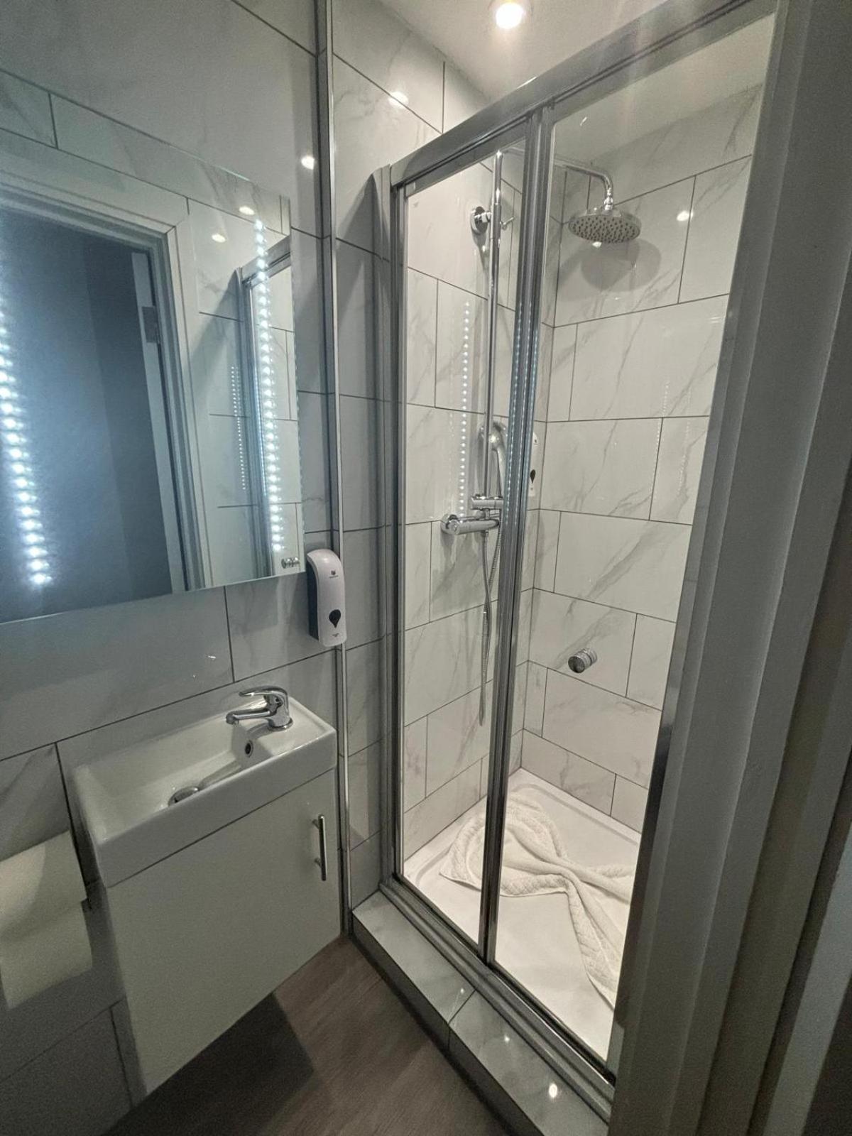 Holtwhites Hotel Енфілд Екстер'єр фото