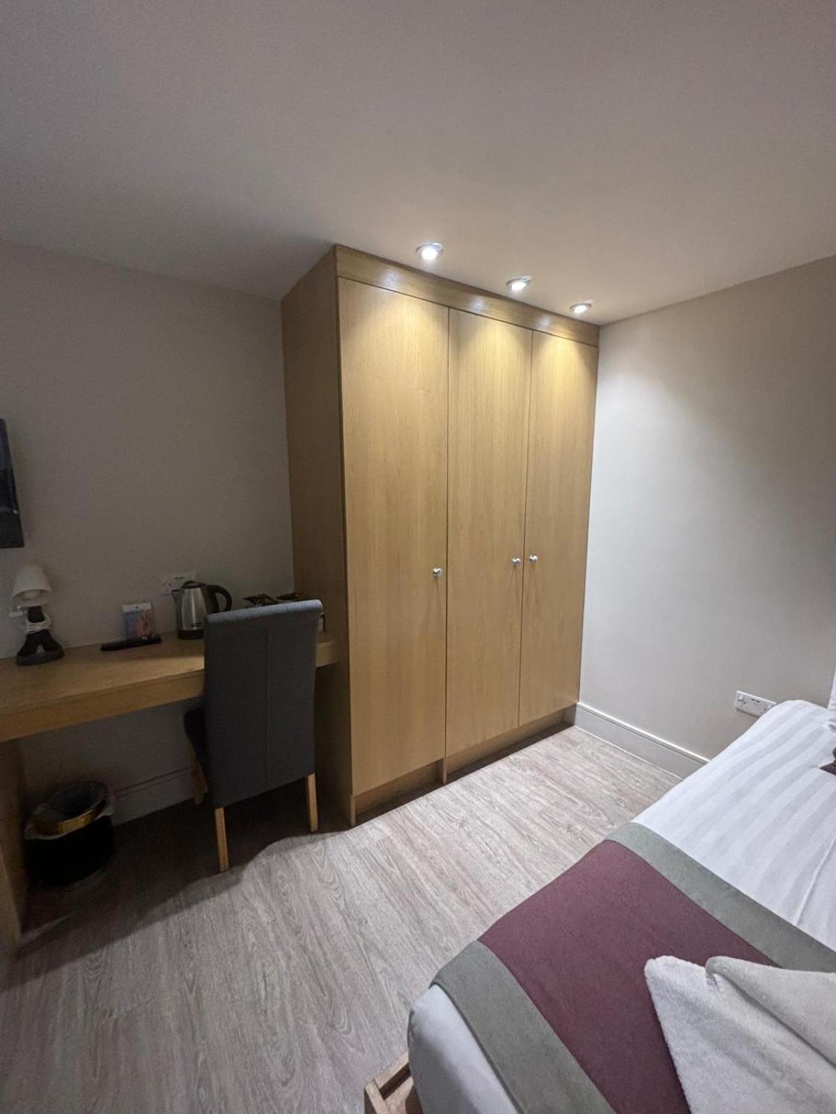 Holtwhites Hotel Енфілд Екстер'єр фото
